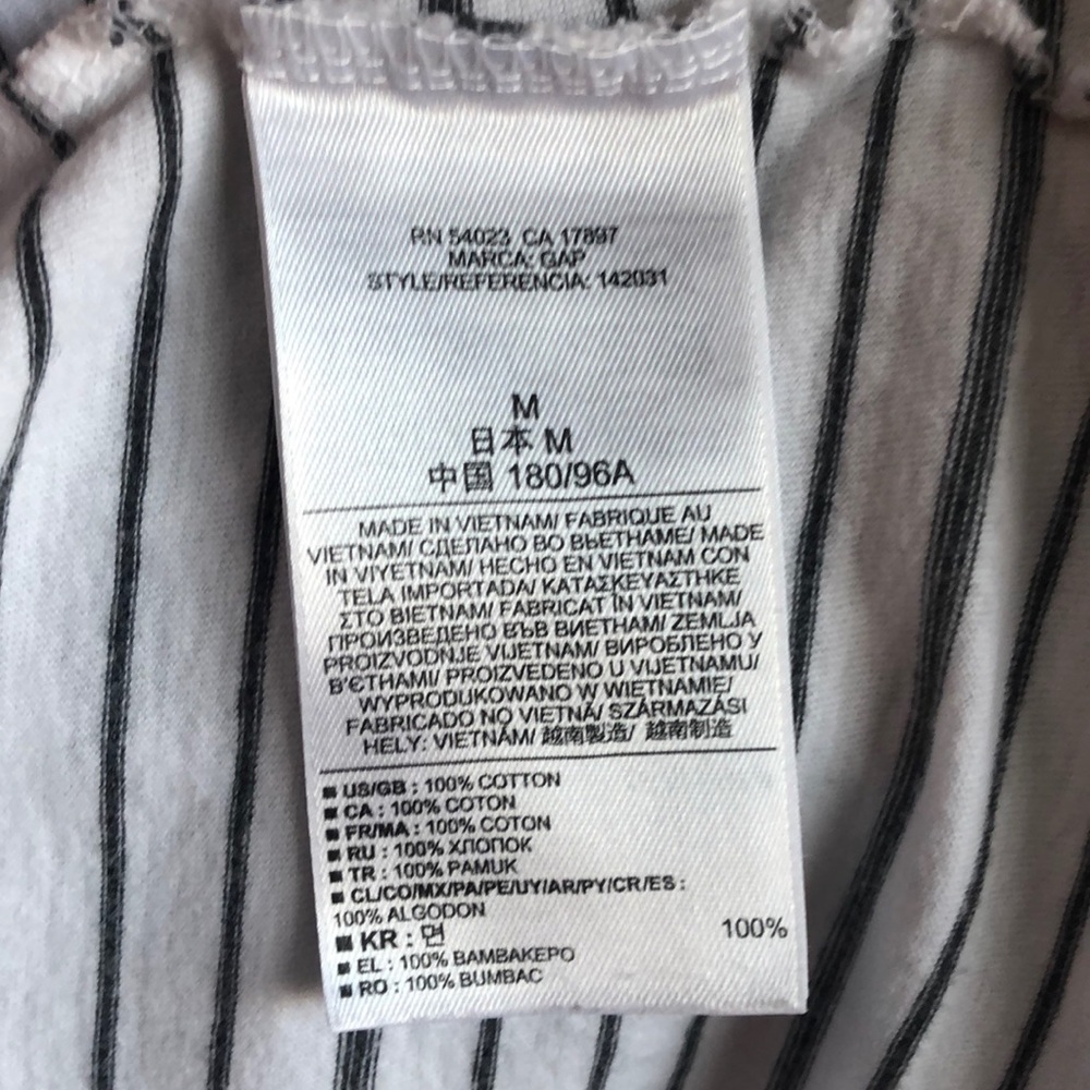 Euc Gap | Basic T - image 4